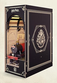 Harry Potter: Official Hogwarts Express Book Nook (With Lights!)